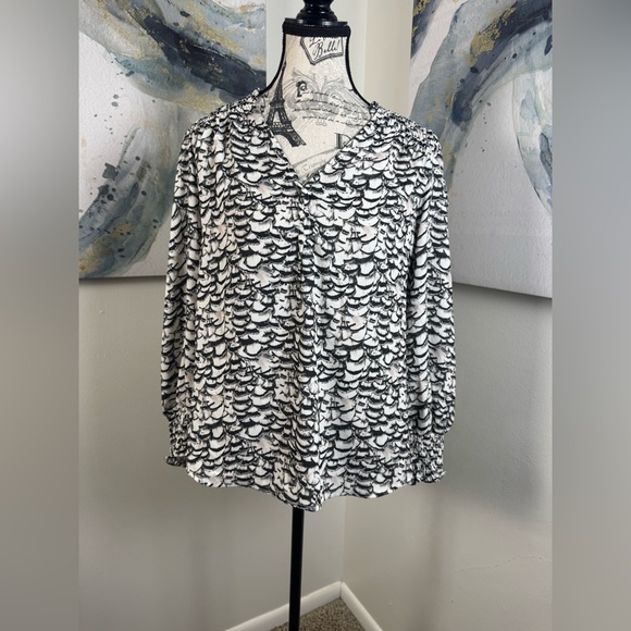 Tahari Black and White Abstract Patterned Blouse Smocked Sleeves size medium - Picture 1 of 11